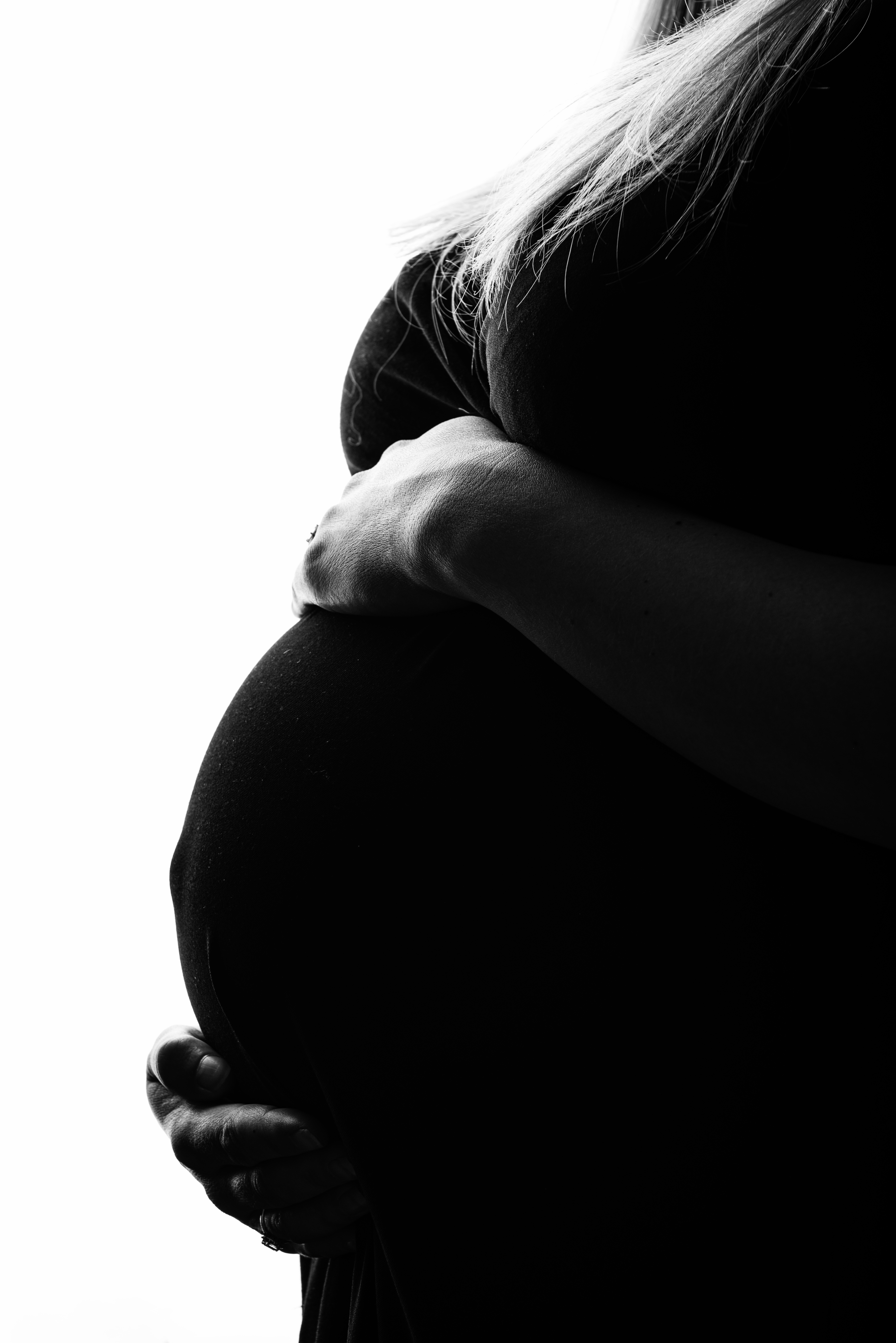 séance grossesse mettant en avant le ventre d'une femme enceinte. Photo prise en noir & blanc. Photographe sur Oye-Plage