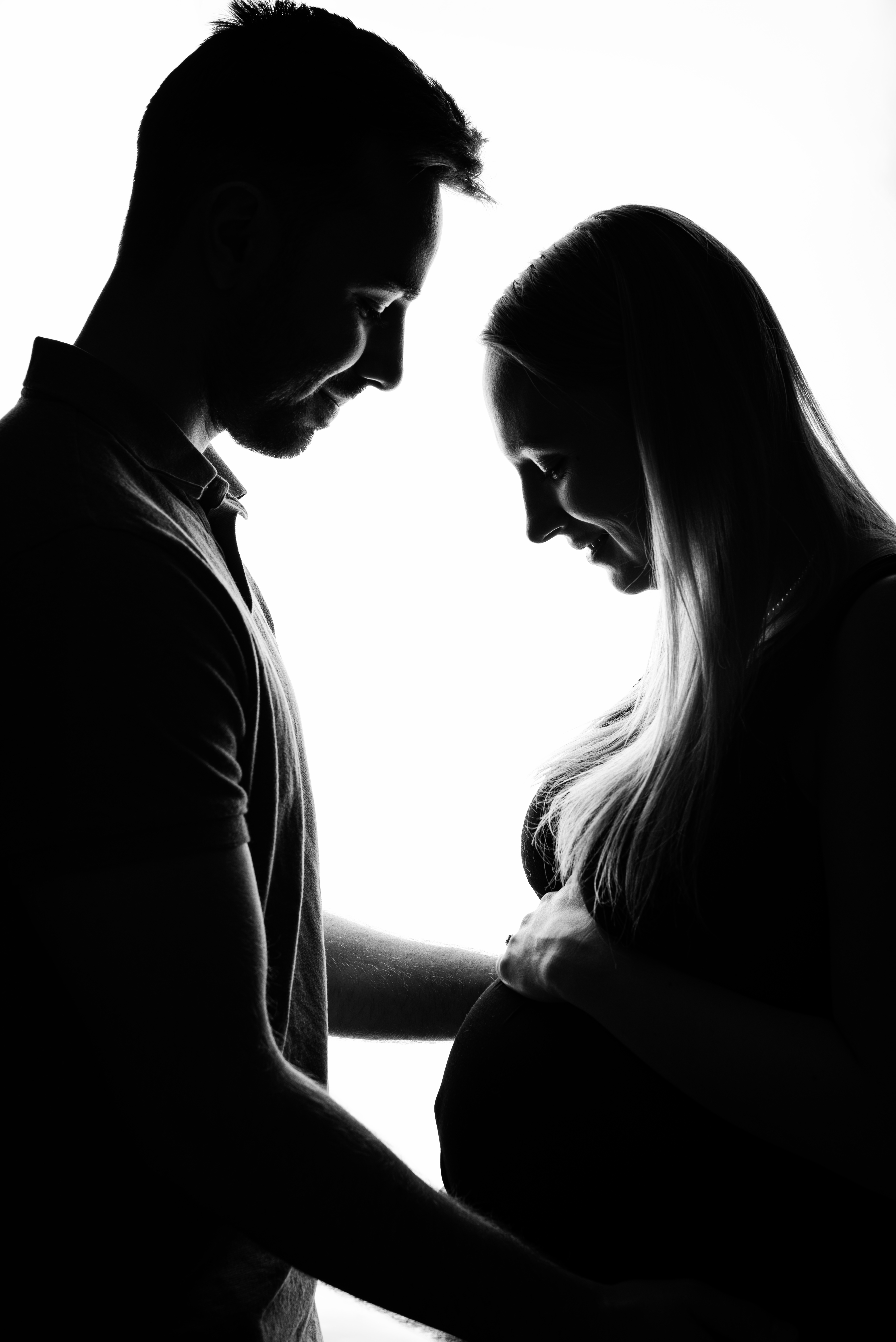 photo grossesse, prise en noir&blanc sur un fond lumineux. photographe sur Lille