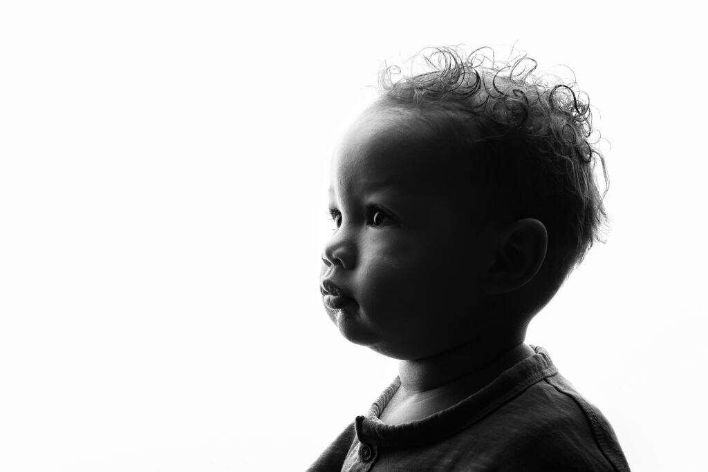 portrait d'un garçon d'un an en noir&blanc, sur un fond lumineux. photographe Gravelines