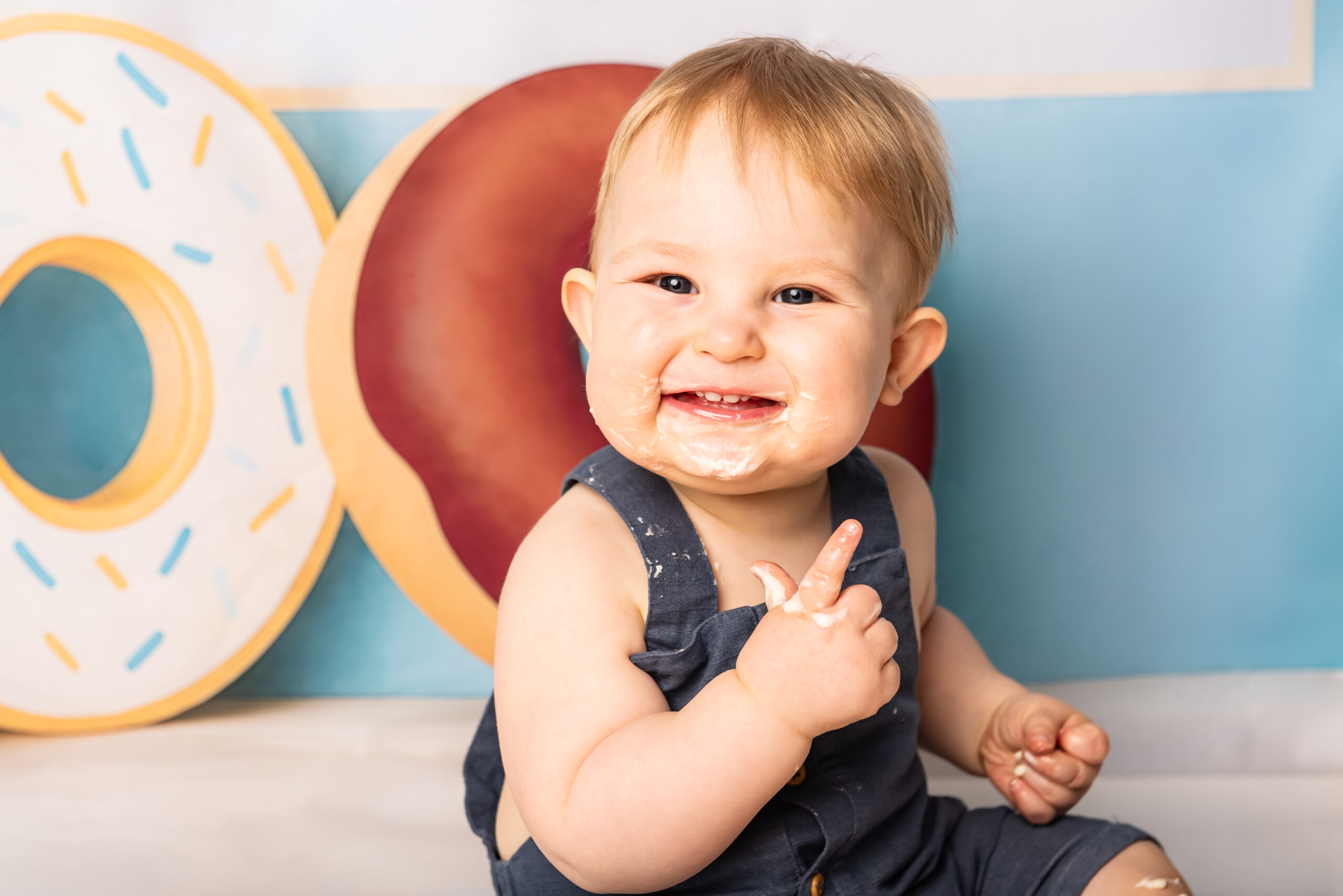 Smash the Cake : une séance pleine de souvenirs photo montrant un enfant souriant lors de sa séance anniversaire à l'occasion de ses 1 an. photo Dunkerque
