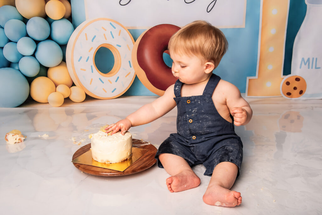 Smash the Cake : une séance pleine de souvenirs séance photo smash the cake, d'un enfant jouant avec son gateau d'anniversaire. séance photo à cassel