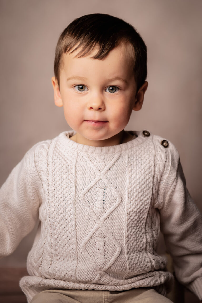 Bébé/Enfant portrait d'un garçon, pris en studio sur un fond beige . Studio photo steenvoorde