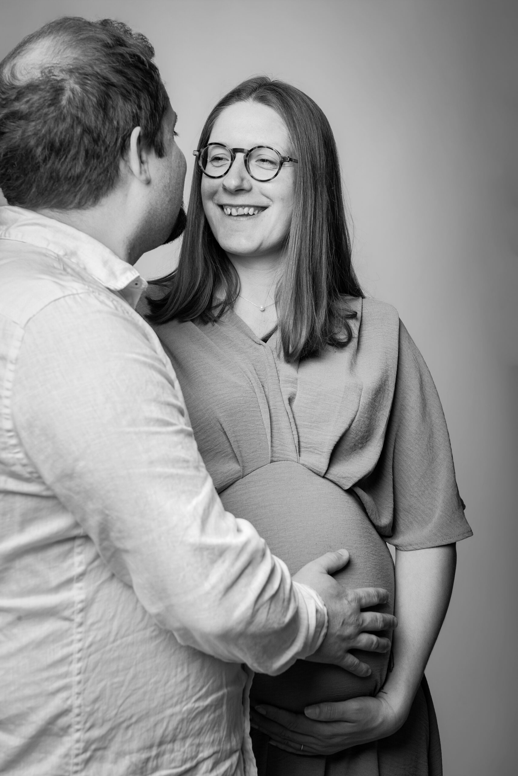 séance photo grossesse couple, montrant la femme avec un grand sourire. Photographe sur Dunkerque