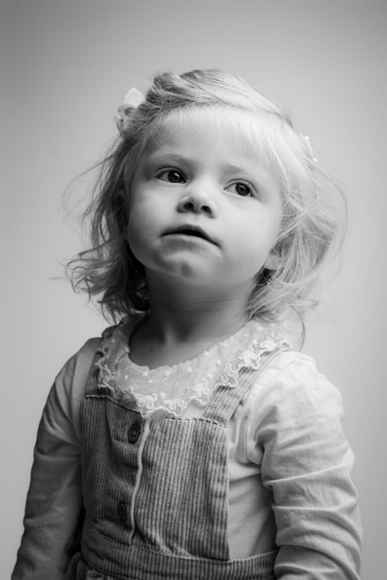 Bébé/Enfant portrait enfant en noir & blanc, pris en studio sur Cassel
