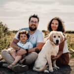 Séance photo à Oye-Plage, prise à la réserve naturelle du platier d'oye. photo de famille avec leur chiot golden retriever