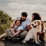 Séance photo à Oye-Plage, prise à la réserve naturelle du platier d'oye. photo de famille avec leur chiot golden retriever