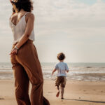 Séance photo à Oye-Plage, prise à la plage. Montrant une maman surveillant son fils qui cours vers l'eau