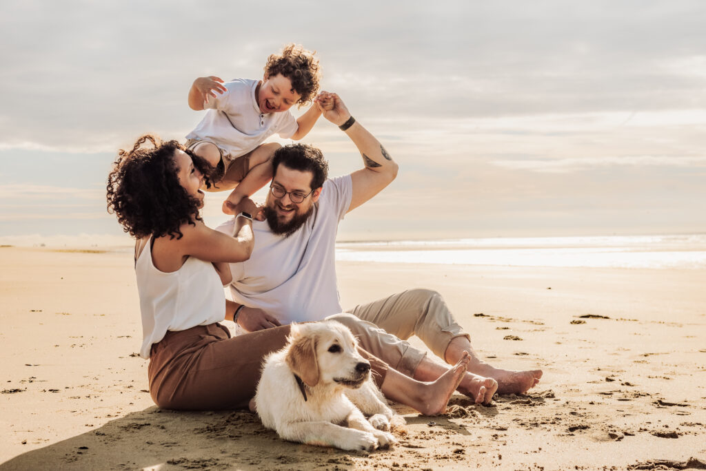 Séance photo à Oye-Plage, prise à la plage. Montrant une famille avec leur chien