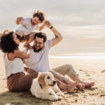 Séance photo à Oye-Plage, prise à la plage. Montrant une famille avec leur chien