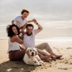 Séance photo à Oye-Plage, prise à la plage. Montrant une famille avec leur chien