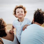 Séance photo à Oye-Plage, prise à la plage. Montrant un petit garçon entre ses deux parents