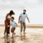 Séance photo à Oye-Plage, prise à la plage. Montrant une famille jouant dans l'eau