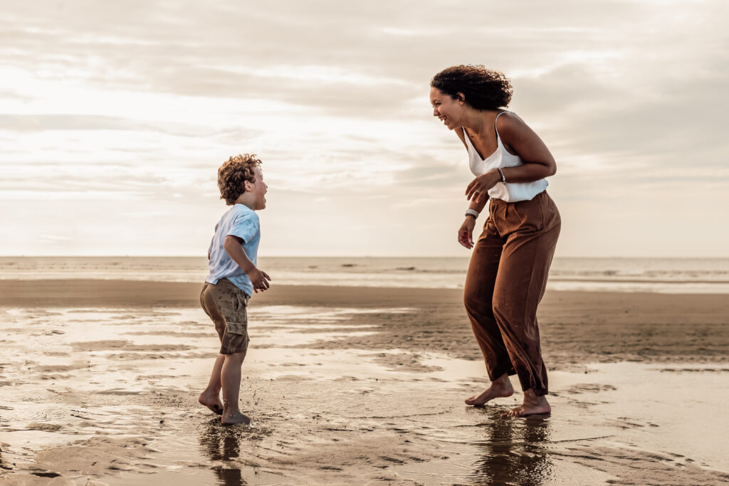 Séance photo à Oye-Plage, prise à la réserve naturelle du platier d'oye. photo d'une maman jouant avec son garçon