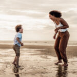Séance photo à Oye-Plage, prise à la réserve naturelle du platier d'oye. photo d'une maman jouant avec son garçon
