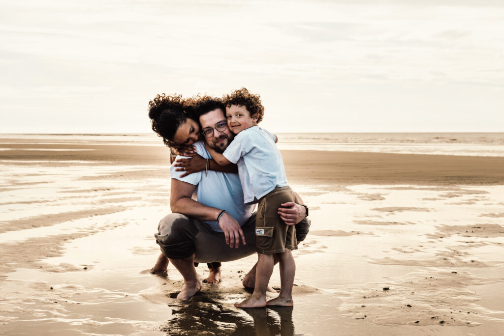 Séance photo à Oye-Plage, prise à la réserve naturelle du platier d'oye. photo de famille sur le sable