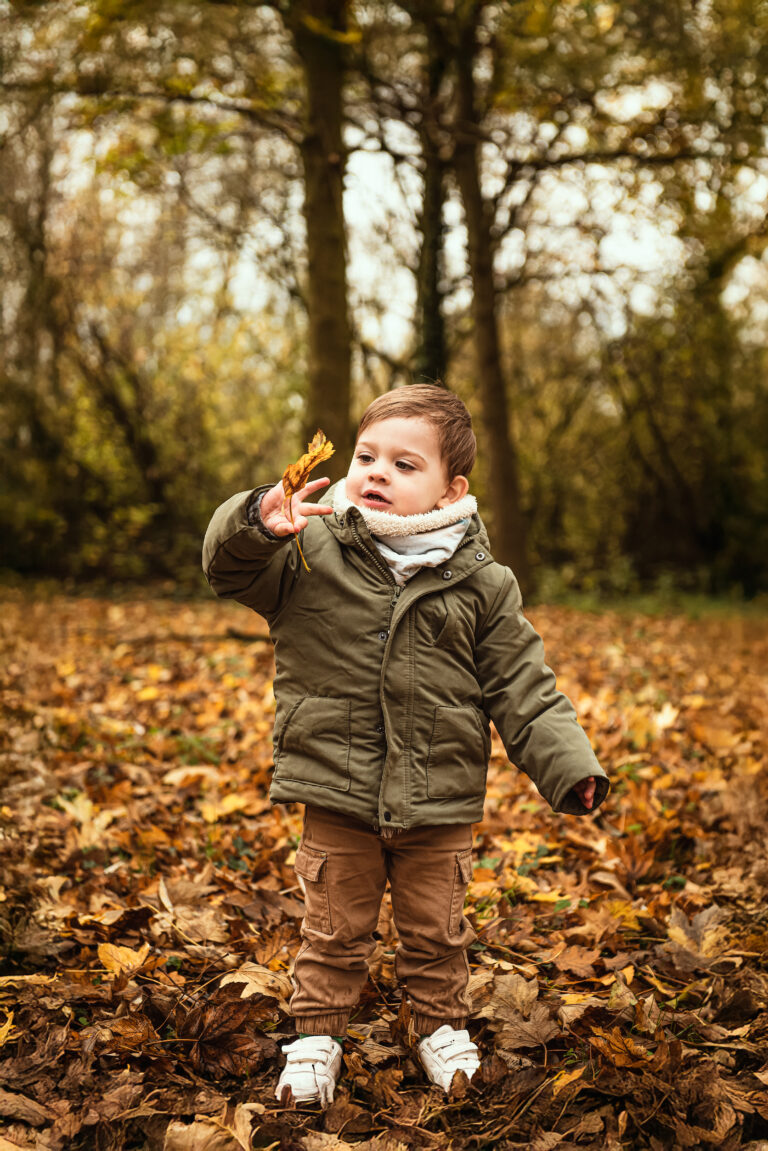 Photo d'un petit garçon lors de l'automne. Photographe sur Oudezeele, séance photo en extérieur