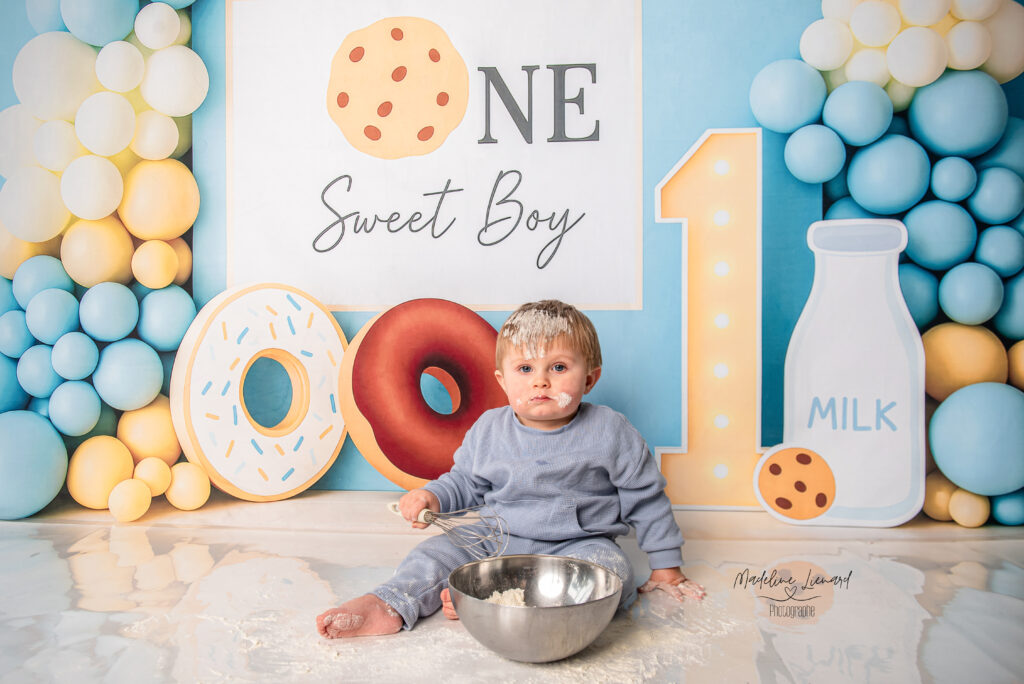 photo smash the cake d'un enfant jouant avec la farine. réalisée à wormhout