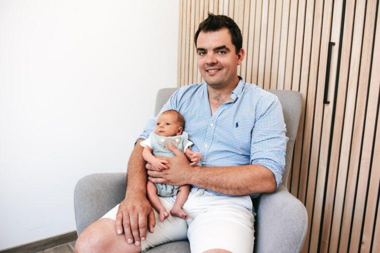 Lifestyle Photo naissance d'un nouveau né avec son papa, séance lifestyle nord pas de calais
